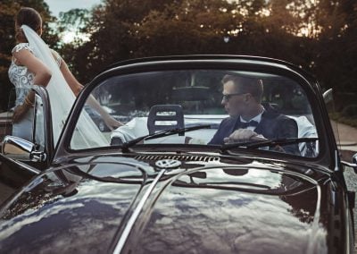 Nuotaka išlipa iš senovinio automobilio